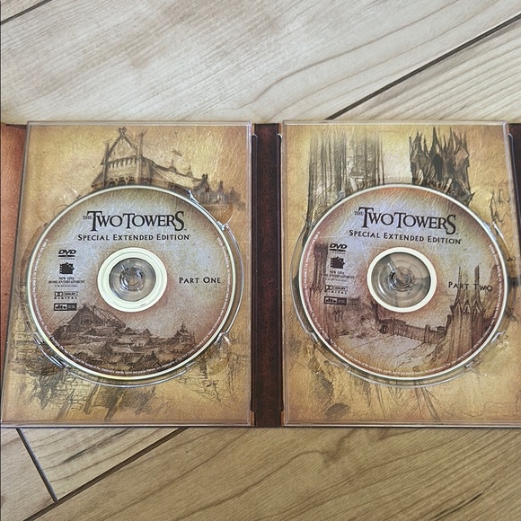 Lord of the Rings and The Hobbit DVD Collection - Picture 4 of 9